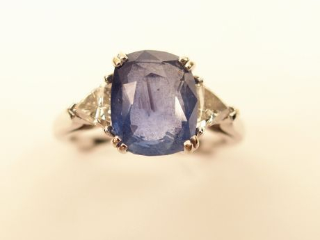 Bague en or blanc, ornée d'un saphir de Ceylan naturel (3,30 ct enviro