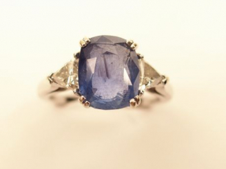 Vente aux enchères Bague en or blanc, ornée d'un saphir de Ceylan naturel (3,30 ct enviro