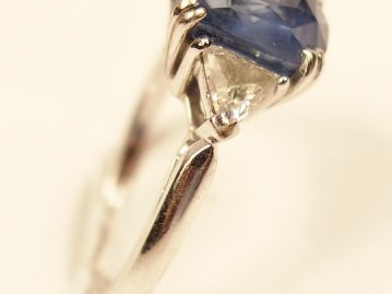 Bague en or blanc, ornée d'un saphir de Ceylan naturel (3,30 ct enviro