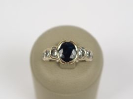 Vente aux enchères Bague en or, saphir et six brillants.  9 g