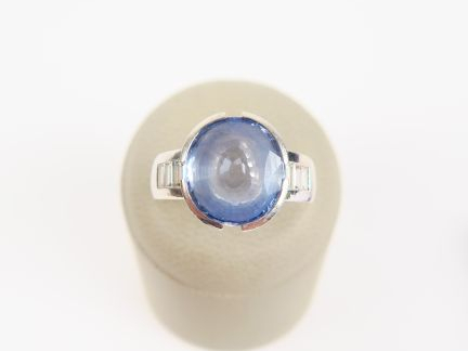 Bague platine, saphir entouré de six brillants taille baguette.  Poids