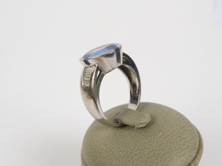 Bague platine, saphir entouré de six brillants taille baguette.  Poids
