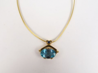 Vente aux enchères Collier souple en or avec pendentif orné d'une aigue marine.  Poids te