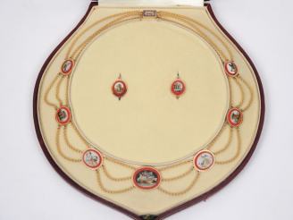 Vente aux enchères Dans un écrin signé Sandoz au Palais Royal et monogrammé MB : Parure N