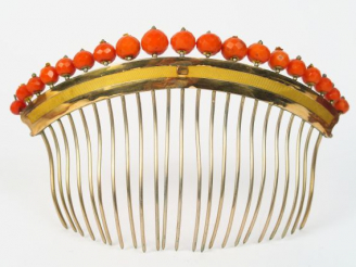 Vente aux enchères Peigne, première moitié XIXème, en or, métal et perles de corail facet