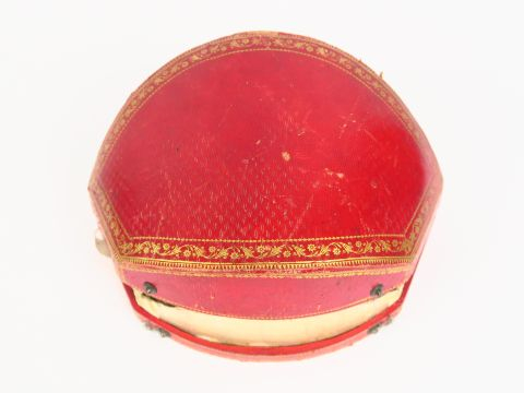 Peigne, première moitié XIXème, en or, métal et perles de corail facet