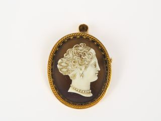Vente aux enchères Broche Napléon III, camée pierre dure figurant un profil de femme à l'