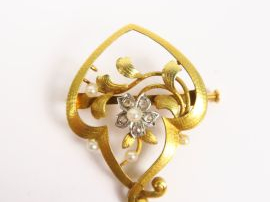 Vente aux enchères Broche Art Nouveau en or, brillants et perles à décor de fleurs.  Poid