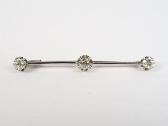 Vente aux enchères Broche en platine, ornée de 3 diamants taille ancienne entre 0,50 et 0