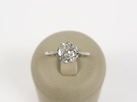 Vente aux enchères Solitaire monture platine serti d'un diamant taille ovale facettée de 