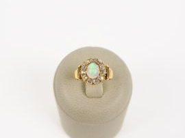 Bague en or, ornée d'une opale entoureage de brillants
