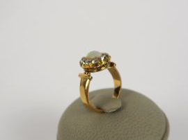 Bague en or, ornée d'une opale entoureage de brillants