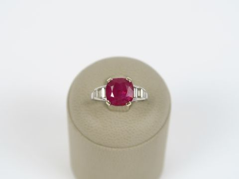 Bague en platine, rubis entouré de brillants taille baguette.  5 g