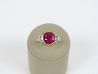 Vente aux enchères Bague en platine, rubis entouré de brillants taille baguette.  5 g