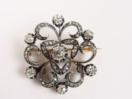 Broche Napoléon III en or et brillant en forme de fleurs, 7 brillants 