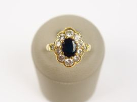 Vente aux enchères Bague marguerite or saphir entourage brillants.  6 g