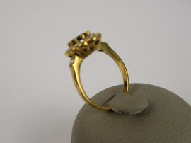 Bague marguerite or saphir entourage brillants.  6 g