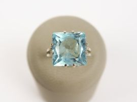 Vente aux enchères Bague en or blanc sertie d'une aigue marine.  3 g