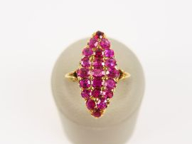 Bague marquise en or et rubis. 9 g