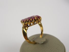 Bague marquise en or et rubis. 9 g