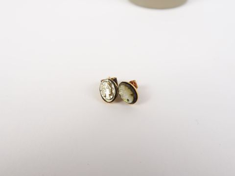 Bague fin XIXème en or, perles et camée pierre dure et une paire de pe