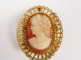 Vente aux enchères Camée 1900 'profil de jeune femme', monture en or