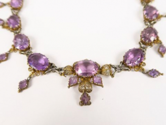 Vente aux enchères Collier fin XIXème en argent sertie de 31 améthystes