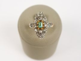 Vente aux enchères Bague marquise en or jaune émeraude centrale entourée de roses.  3 g