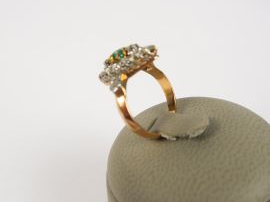 Bague marquise en or jaune émeraude centrale entourée de roses.  3 g