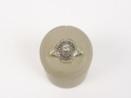 Vente aux enchères Bague 1900 en or blanc sertie d'un diamant taille ancienne et de roses