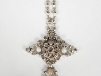 Vente aux enchères Collier en argent, orné en son centre d'une croix pavée de diamants ta