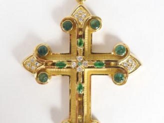Vente aux enchères Importante croix en or jaune montée en pendentif, ornée de 12 émeraude