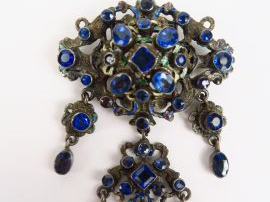 Vente aux enchères Broche à pendeloques 1900 en métal émail polychrome et pierres bleues