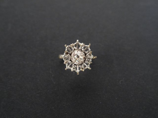 Monture de bague en or jaune 9K ornée en son centre d'un diamant taill