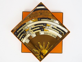 Vente aux enchères HERMES. Foulard 'Signes du Zodiaque'