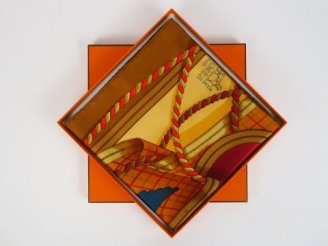 Vente aux enchères HERMES. Foulard 'Grande tenue'