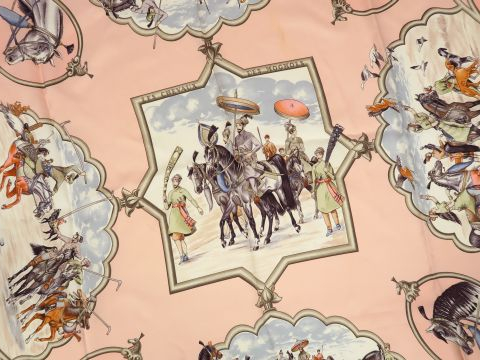 HERMES. Foulard 'Les chevaux des Moghols' (quelques taches)