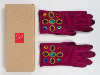 Vente aux enchères Christian LACROIX. Paire de gants en velours rose à décor de perles de