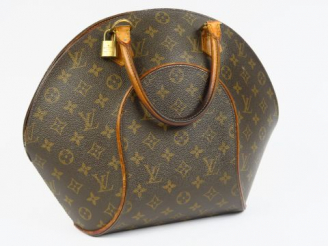 Vente aux enchères Louis VUITTON. Sac en cuir avec son cadenas