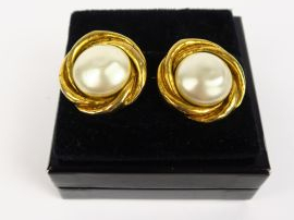 Vente aux enchères CHANEL. Paire de boucles d'oreilles