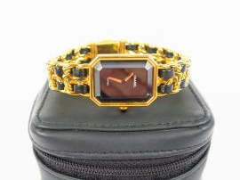 Vente aux enchères CHANEL. Montre de dame en métal plaqué et cuir