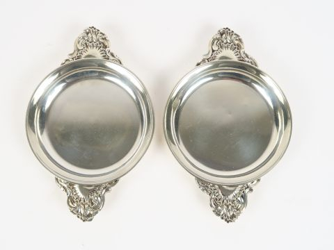 Paire de coupelles à anses de style rocaille en argent, poinçon Minerv