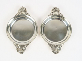 Vente aux enchères Paire de coupelles à anses de style rocaille en argent, poinçon Minerv