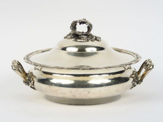 Vente aux enchères Légumier de style rocaille en argent, poinçon Minerve.  818 g