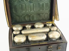 Vente aux enchères Nécessaire de toilette en argent et cristal dans son coffret en acajou