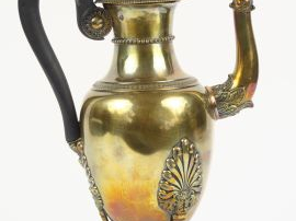 Vente aux enchères Verseuse tripode de style Empire en argent, poinçon Vieillard.  563 g 