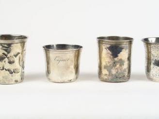 Vente aux enchères Quatre différentes timbales en argent. 255 g