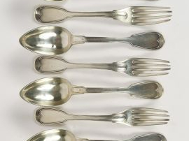 Cinq grands couverts et une cuillère en argent, modèle au filet, poinç