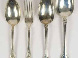 Vente aux enchères Une grande et une petite cuillère, un couvert de style Louis XVI en ar