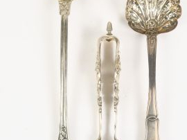 Une louche, un saupoudroir, une pince à sucre en argent, poinçon Miner